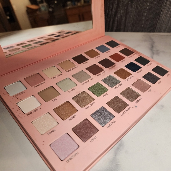 LORAC Mega PRO 4 Eyeshadow Palette Limited Edition | 32 Colors|Limited EDITION - Picture 3 of 10